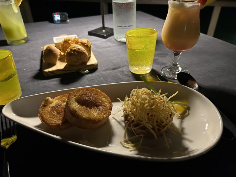 綺麗な海を見ながら美味しくご飯を食べて幸せでした