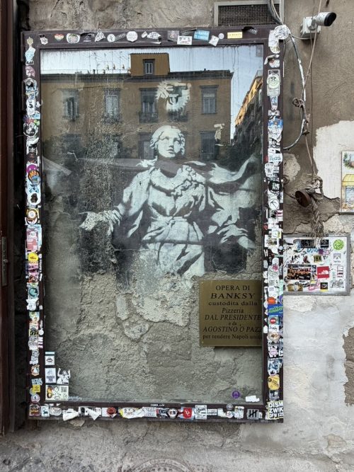 ナポリ バンクシーの壁画「Madonna con la pistola」