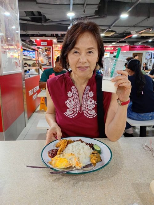 オーチャードロードの地下街のフードコートでランチ 地元の人達もたくさんいて賑わっていました!