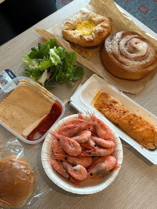 夕食に近くのスーパーで購入した海老やサーモン、シナモンパン