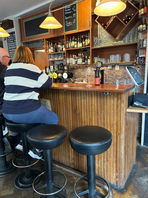 「Pingvinen」店内にはバーカウンターもありました