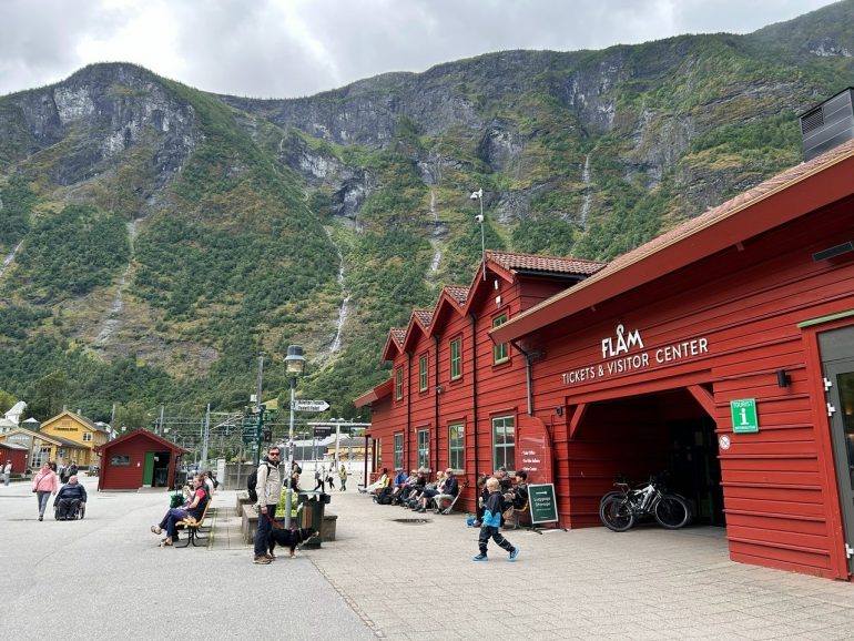 フラム駅から登山鉄道に乗車します