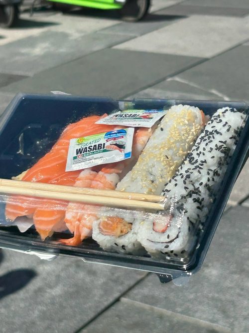 「Coop Mega」で購入したサーモンの握り寿司