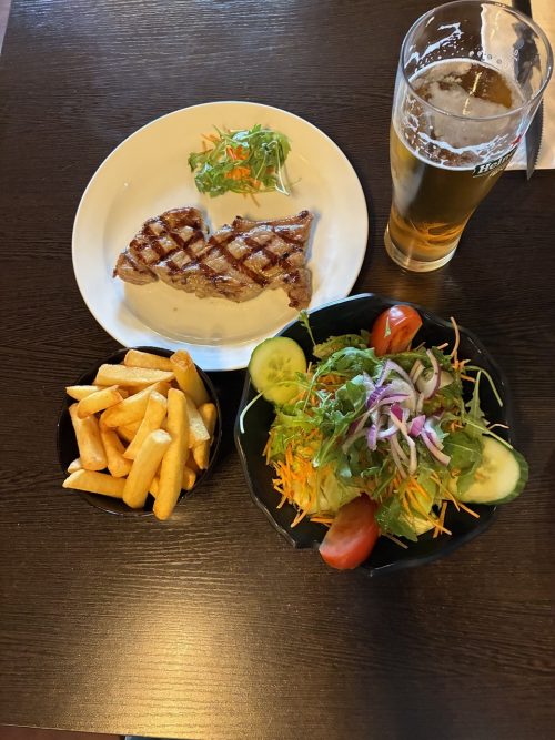 夕食はホテル近くのレストランへ行きました