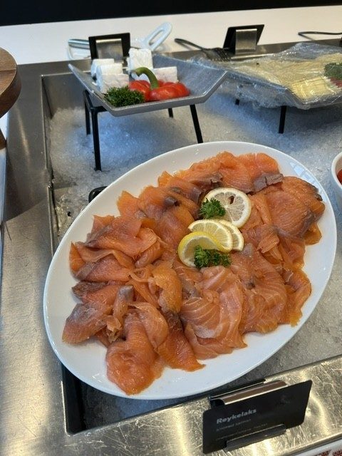 ホテルレストランの朝食ビュッフェ サーモンが肉厚で美味しかったです!