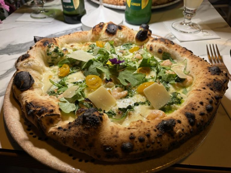 「Pizzeria Sette Sorelle」ジェノバ、小エビ、マッシュルームのピザ