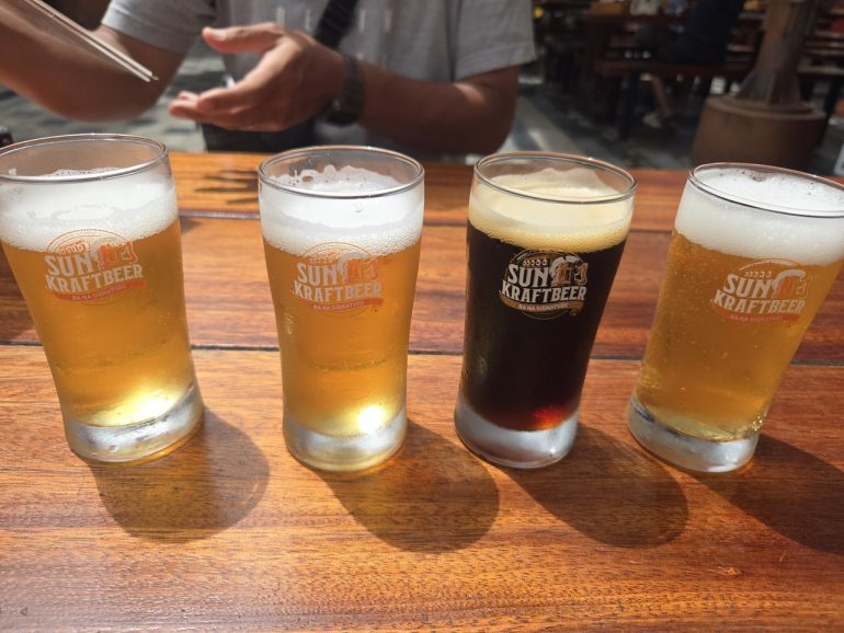 バーナーヒルズの山頂にはクラフトビール醸造所があり試飲ができました