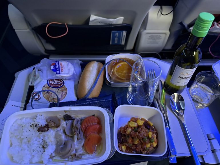 パリ行き機内 プレミアムエコノミーの機内食が美味しかったです
