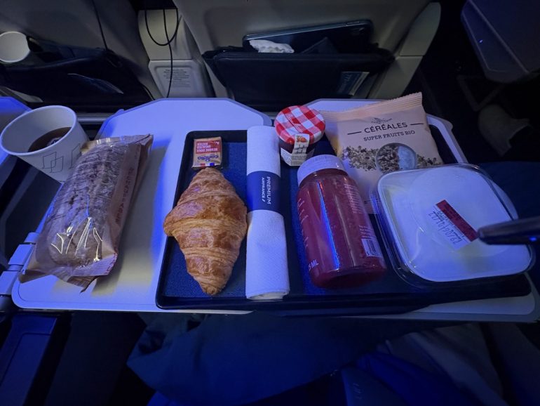 パリから羽田行きの機内で提供された軽食