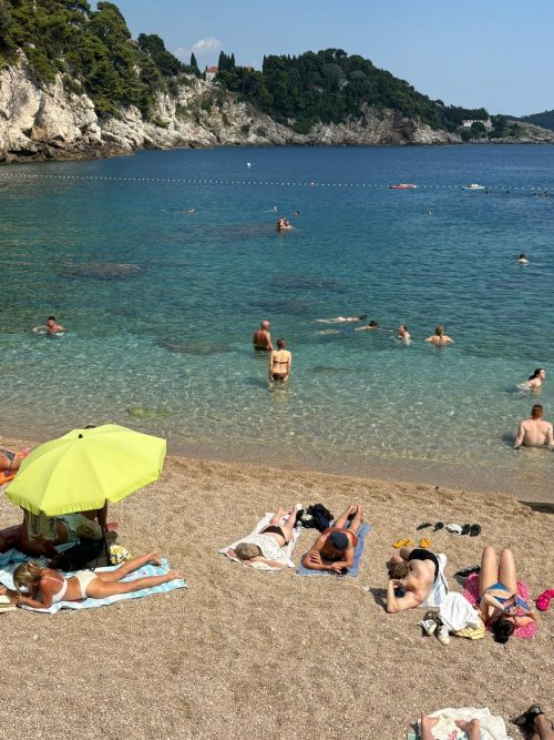 ビーチには外から来ている人も多かったです