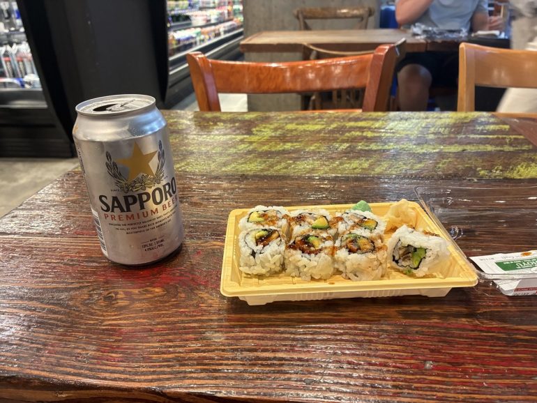 昼食にうなぎとアボカドの巻き寿司、そして缶ビールをいただきました
