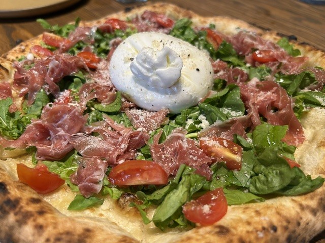 昼食は「Pizza 4P's」で美味しいピザをいただきました！