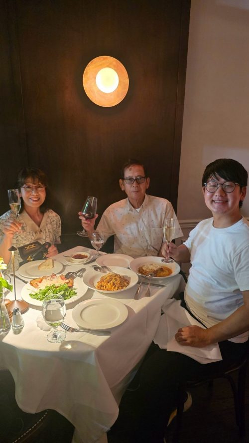 夕食はホテル近くのイタリアレストランへ