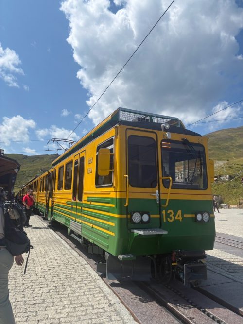 ヴェンゲルンアルプ鉄道の黄色い列車