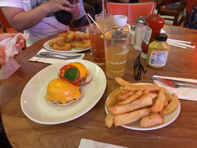 夕食はアメリカンダイナーで軽く済ませました