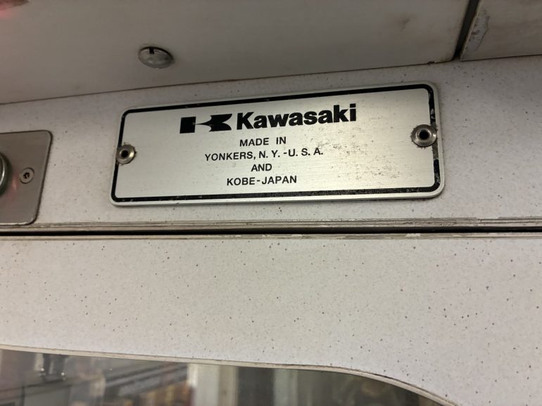 ニューヨークの地下鉄で川崎重工のプレートを発見！