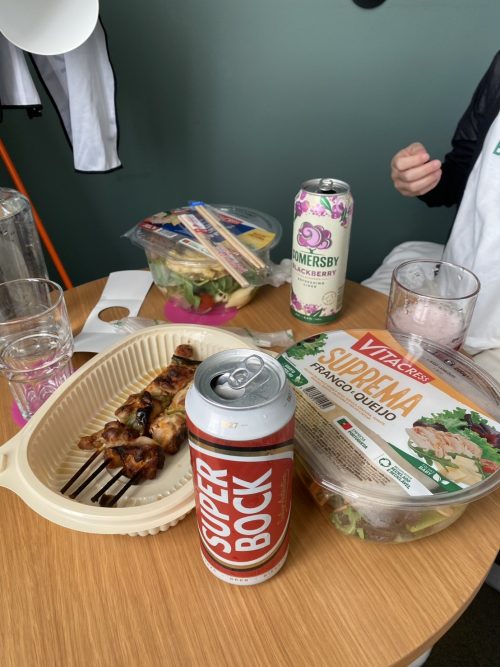 スーパーで買い出しして部屋で夕食