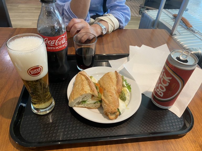ポルト空港にてサンドイッチを食べて帰国