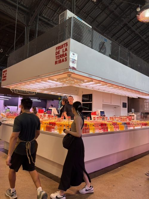 途中で立ち寄ったボケリア市場　 たくさんの美味しい食べ物や飲み物が売っていました