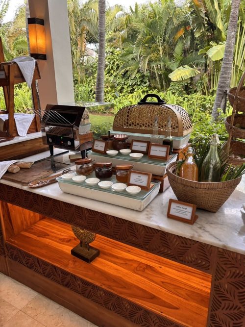 ホテル朝食には、インドネシアの伝統的なハーブドリンク「ジャムウ」もありました