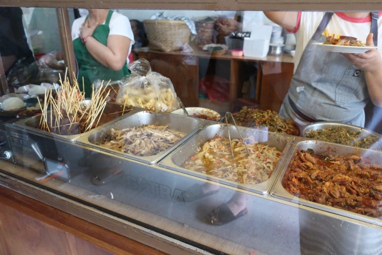 「パク・マレン」ローカルなお店でしたが、ガイドさんが通訳してくれて無事に念願のバビグリンを購入