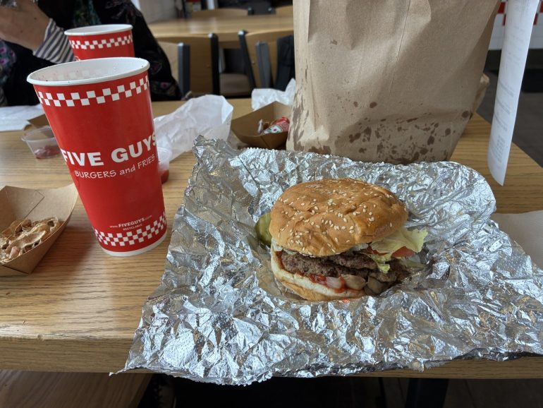 地元バーガー店のバーガーとピーナッツ袋