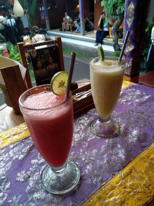 「サンサンワルン」でパパイヤとスイカのフレシュフルーツジュースも飲みました！乾季のスイカは甘いです