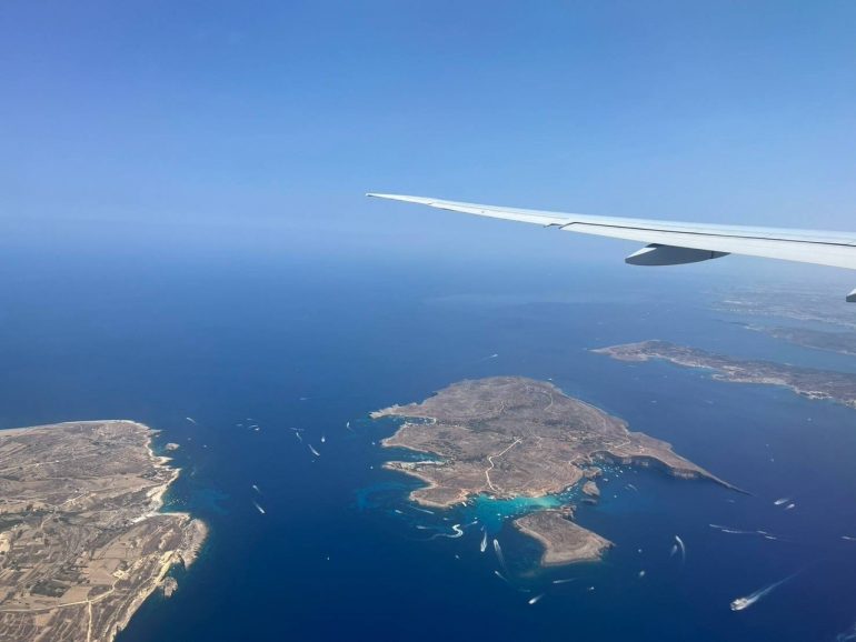 空からみたマルタ島とコミノ島ゴゾ島 コミノ島のブルーラグーンがそこだけ真っ青なのがわかります