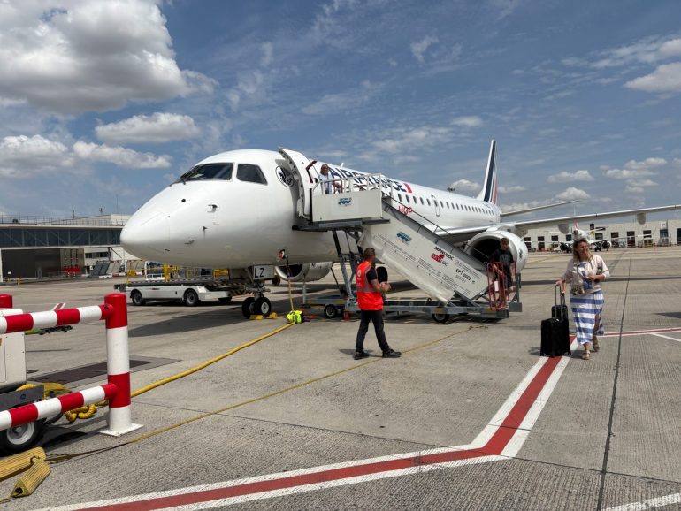 シャルルドゴール空港 2Gターミナルは歩いて移動しました