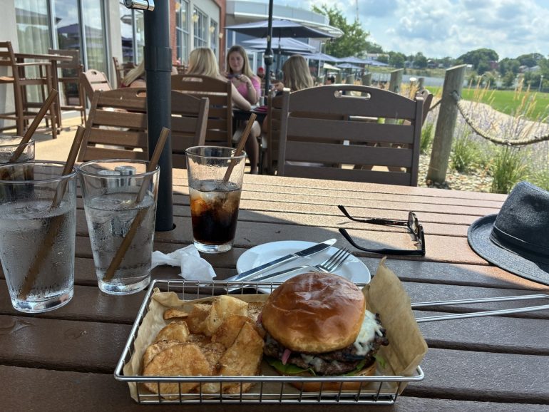 エリー湖のほとりで休憩を兼ねた昼食