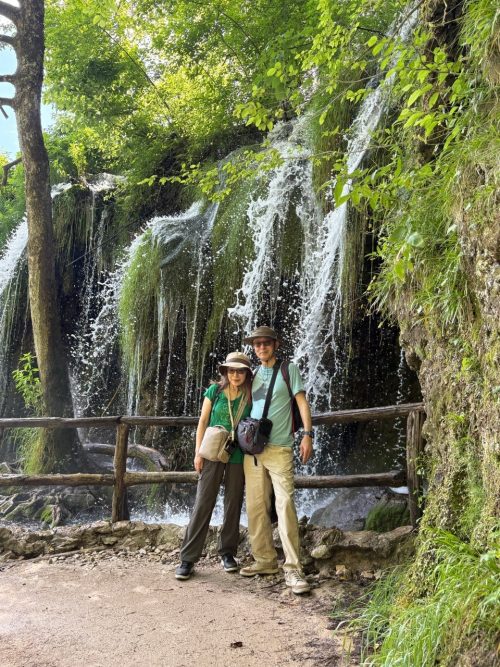 プリトヴィツェ上湖滝近くの撮影ポイントで、写真を撮ったお礼に夫婦の写真も撮ってもらいました