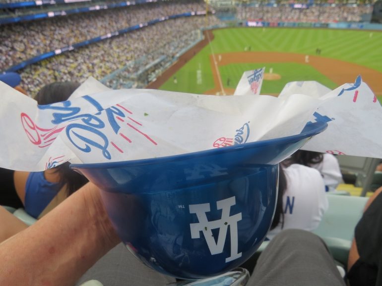 フライドポテトはドジャースマークがついているミニヘルメット容器に入っていました!