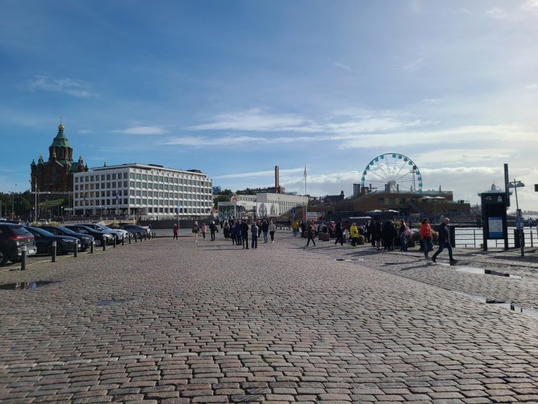 屋外マーケット周辺を散策。石畳の街並みも印象的でした