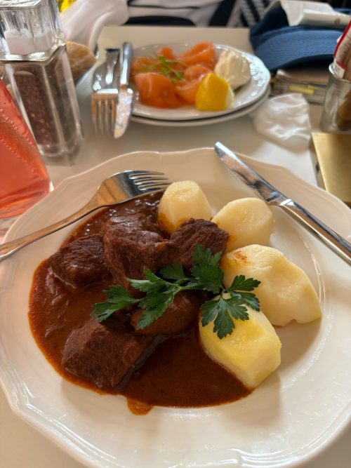 昼食を有名なカフェ「DEMEL」で。