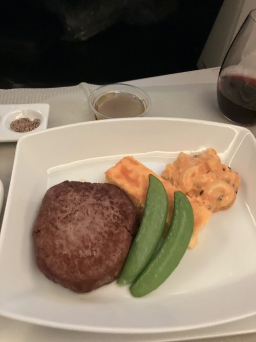 ドーハへ向かう飛行機 食事がとても美味しかったです