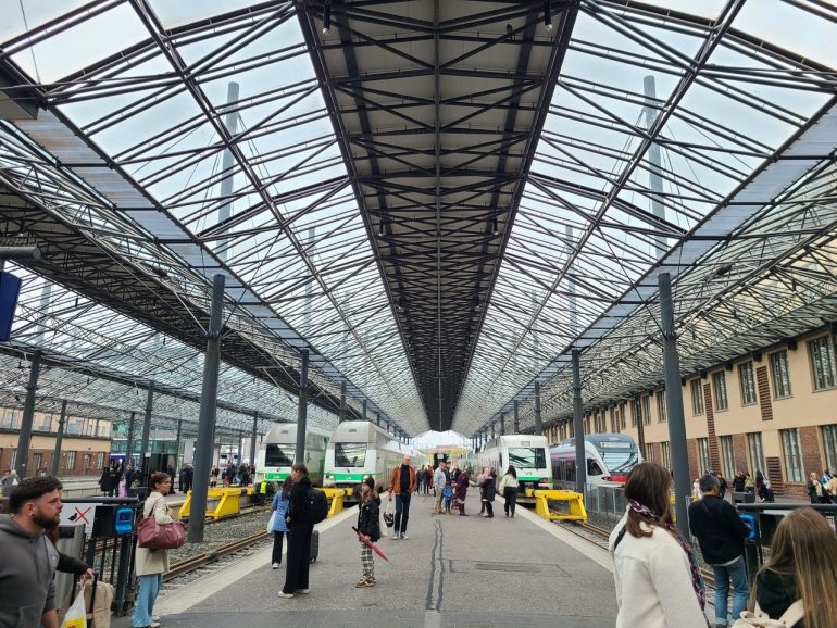 ヘルシンキ中央駅で見かけたユニークな電車