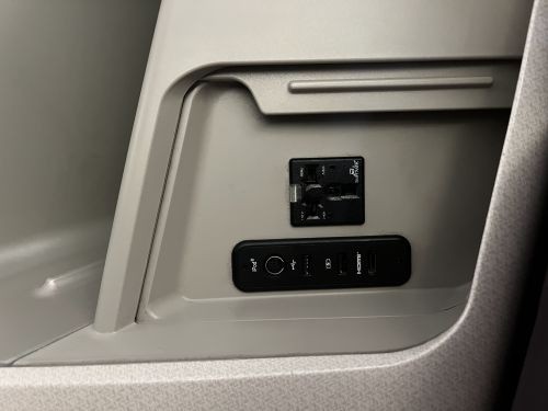 シンガポール航空ビジネスクラス座席の充電口