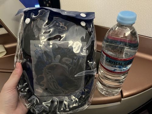 シンガポール航空ビジネスクラスのヘッドフォンとお水
