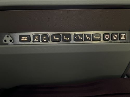 シンガポール航空ビジネスクラス座席のリクライニング操作盤