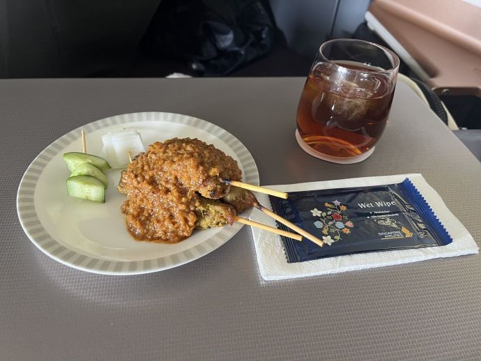 シンガポール航空ビジネスクラスでサーブされたシンガポール名物のチキンサテ