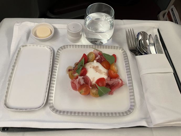 シンガポール航空ビジネスクラス機内食の前菜カプレーゼ