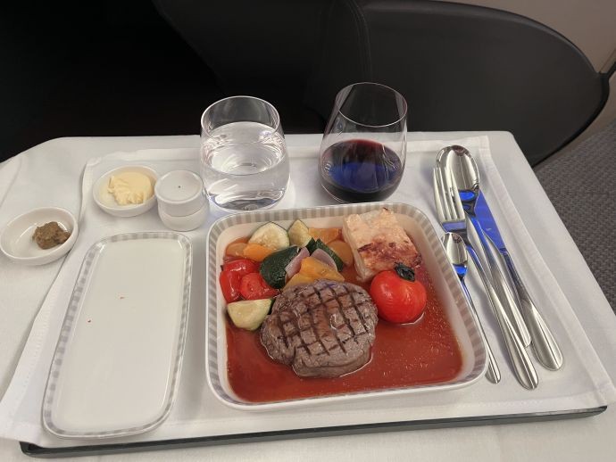 シンガポール航空ビジネスクラス機内食のビーフステーキ