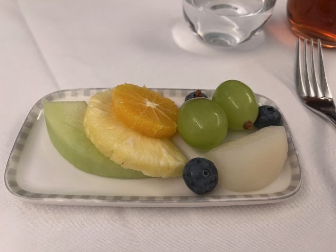 シンガポール航空ビジネスクラス機内食の食後のデザートのフルーツ
