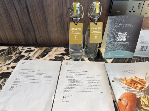 パン パシフィック シンガポール 客室の飲料水のボトル
