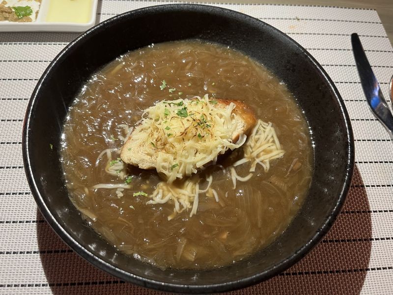 水上レストラン「Flavours」のオニオンスープ