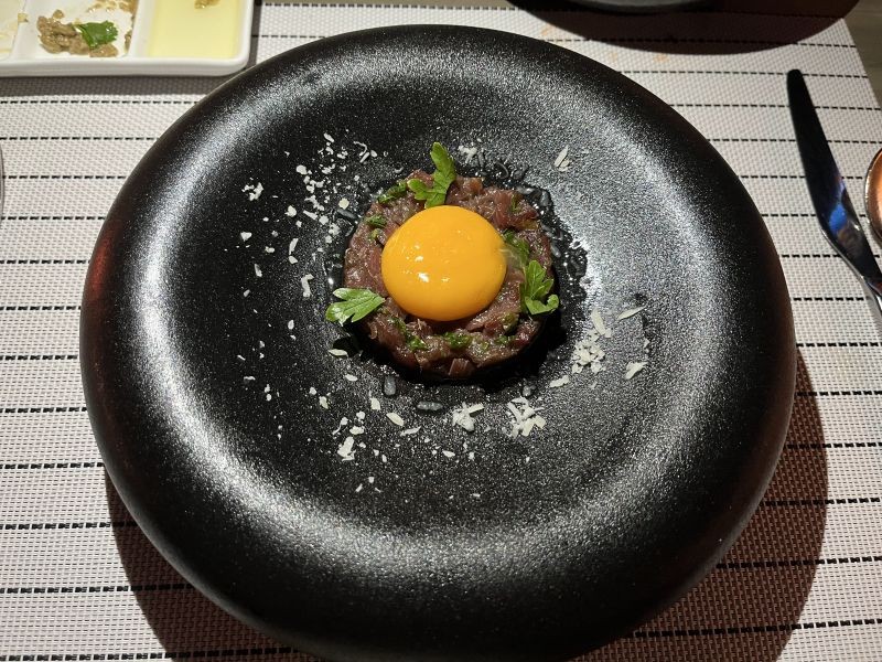 水上レストラン「Flavours」の牛肉のタルタル