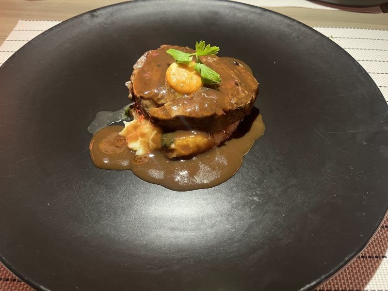 水上レストラン「Flavours」の牛ステーキ