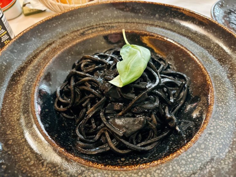 昼食はホテルの近くでイカ墨パスタをいただきました