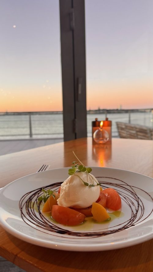 夕食は少し奮発してヒルトンオークランドでコースディナー！サンセットと海が美しかったです