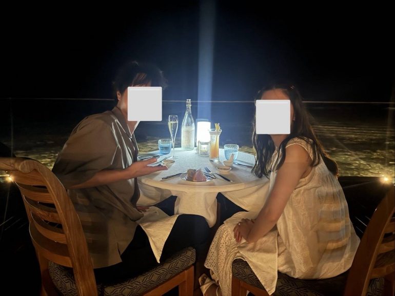 夕食は水上レストランへ